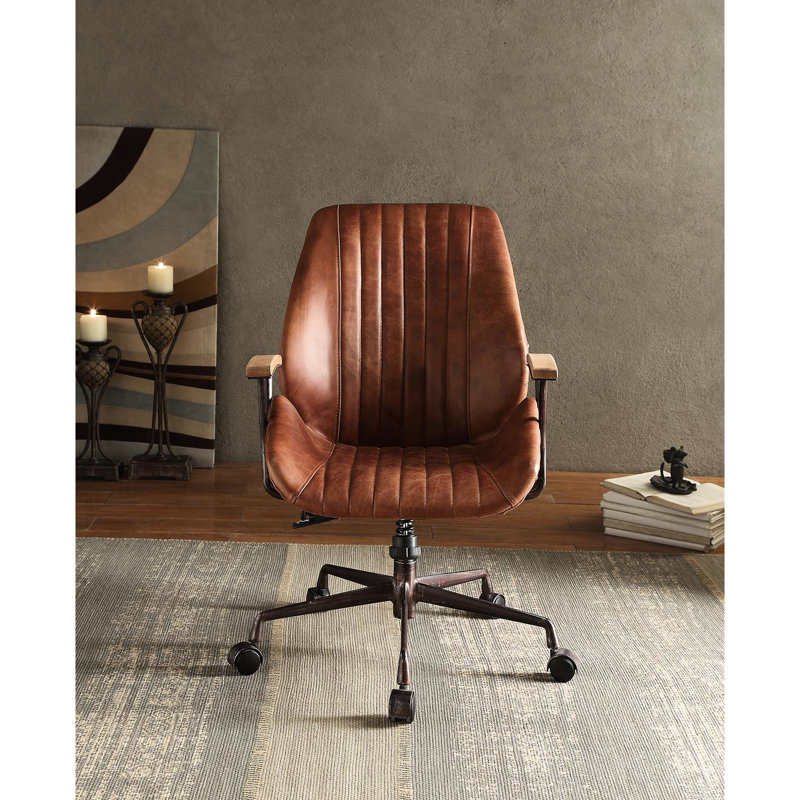 Modèle de chaise de bureau en cuir - Style professionnel et raffiné, réglable en hauteur, piètement en métal, dossier haut fixe, assise pivotante, construction