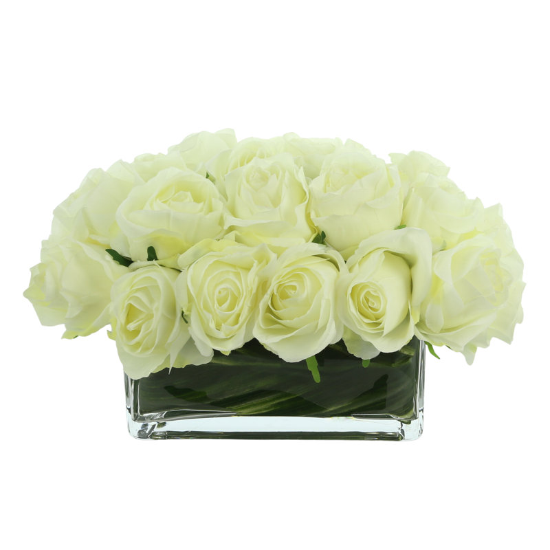 Roses disposées dans un vase en verre, Blanc