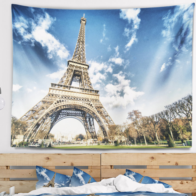 Tapisserie Eiffel sous un ciel nuageux foncé, H 50 po x l 60 po