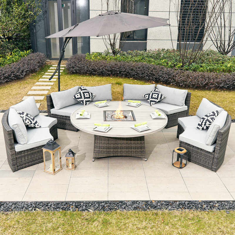Ensemble repas pour 8 personnes avec coussins