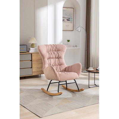 Chaise berçante rembourrée Banita Teddy avec pieds en bois massif, haut dossier
