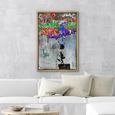Petite fille étiquetant Banksy sur toile