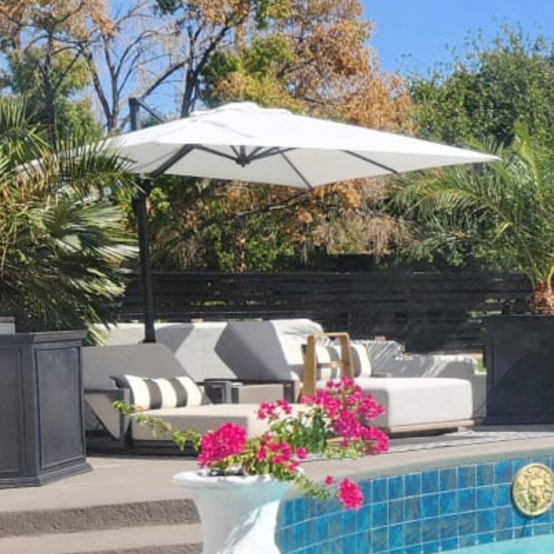 Parasol en porte-à-faux carré en aluminium avec base et rotation à 360 degrés Murren, H 108 po x l 120 po x P 120 po, Blanc
