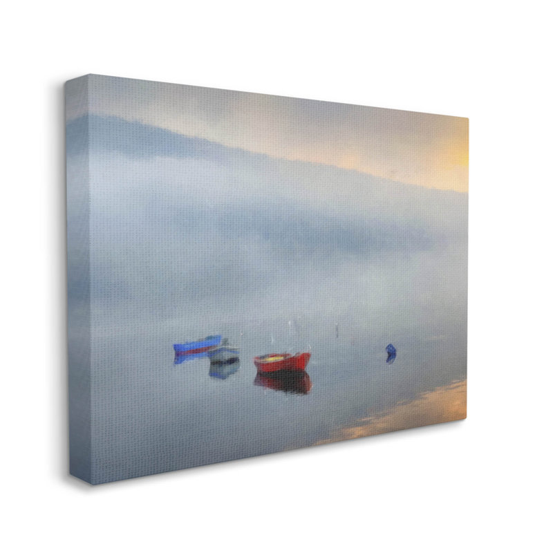 «Misty Lake Canoes», scène de brouillard, estampe numérique par Kim Curationa, H 24 po x l 30 po x P 1,5 po, Cadre blanc