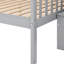 Lit superposé simple au-dessus d'un escalier double avec lustre gris, pin et tablettes de rangement latérales, séparables pour différentes