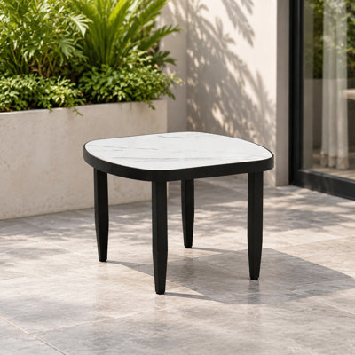Table d'appoint d'extérieur moderne, plateau en pierre frittée inspirée du marbre blanc grec, structure en aluminium, fini noir charbon, résistant aux intempéries
