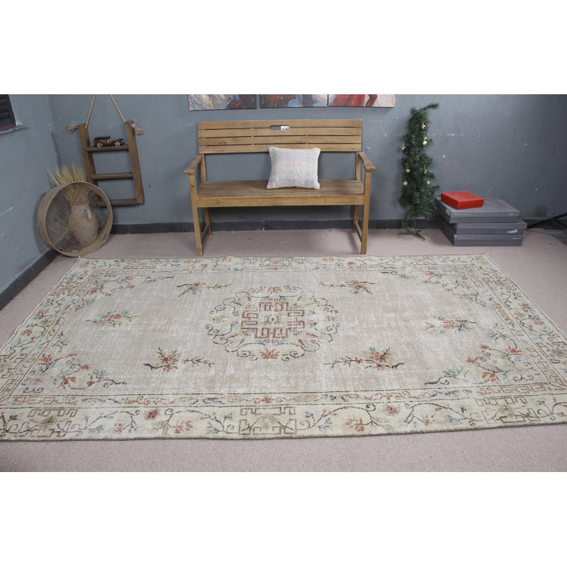 Profitez de ce tapis turc rétro à motifs géométriques, idéal pour les grands espaces de salle à manger en beige