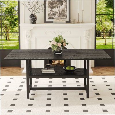 Une table de salle à manger de 71 x 35,4 pouces avec un plateau habilement assemblé par quatre panneaux de fibres à densité moyenne noirs texturés. Il y a une plateforme de rangement de 43,3 x 19,7 sous le bureau. Très approprié pour les réunions de famille