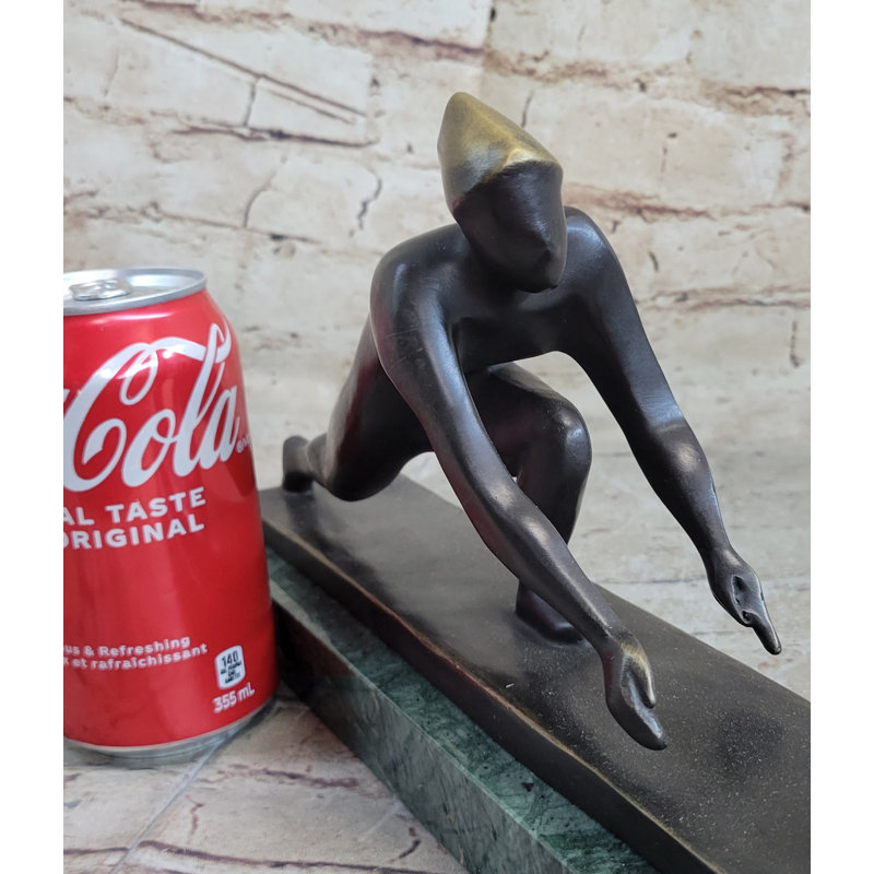 Sculpture bronze joueur de curling - œuvre d'art sur base de marbre