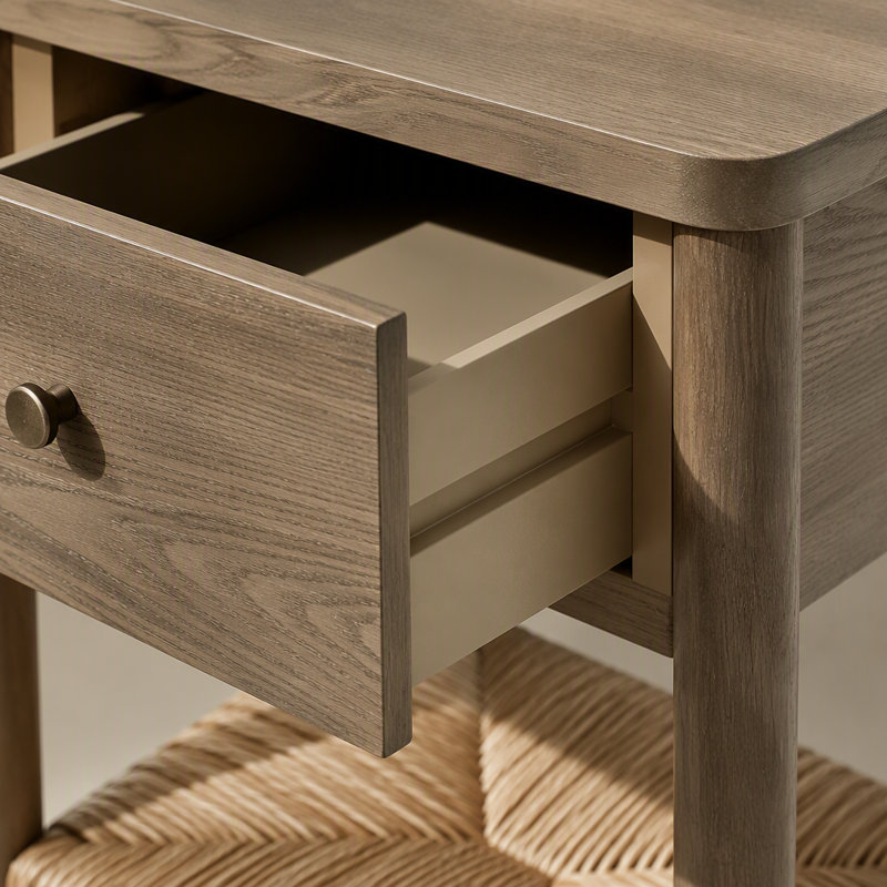 Table de chevet Ainsley gris antique avec plateau de table rond, pieds en bois massif, tablette et tiroir en jute pour le salon de la chambre à coucher