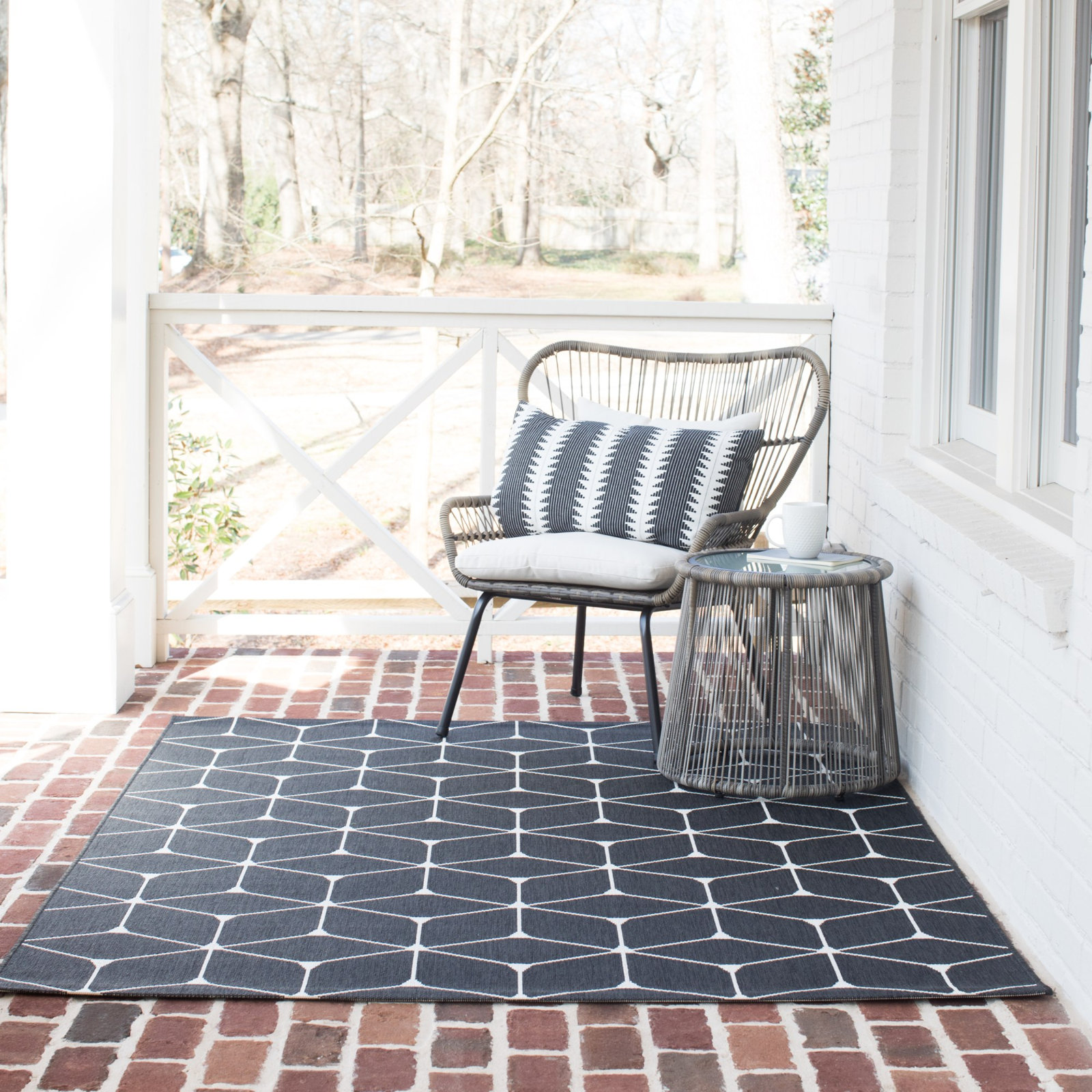 Abbi Black Indoor/Outdoor Rug, Rectangle 5' x 8'
