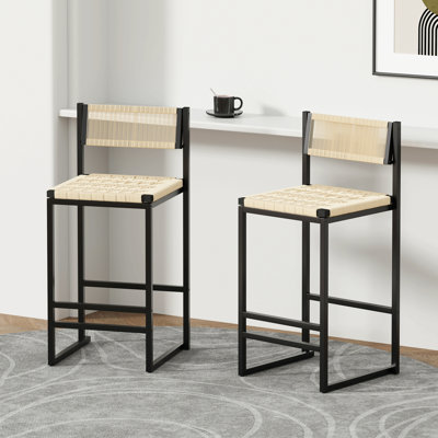Et de 2 tabourets de bar tressés avec dossier en corde de papier pour îlot de cuisine