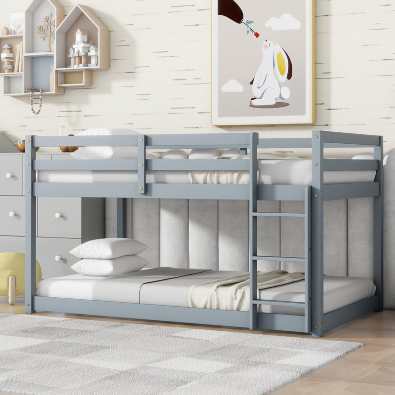 Lit superposé simple au-dessus d'un lit simple avec échelle en bois massif, avec plateforme en lattes renforcées, Gris