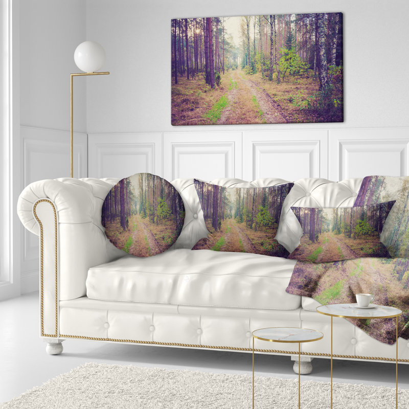 Chemin droit dans une forêt épaisse - Coussin imprimé forêt, 18 po x 18 po, Coussin décoratif
