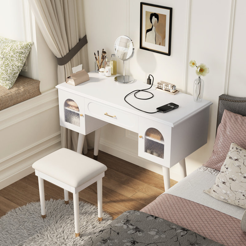 Meuble-lavabo blanc polyvalent avec charge, compartiments de rangement et table de maquillage de construction avec alimentation intégrée, armoires, conception détaillée
