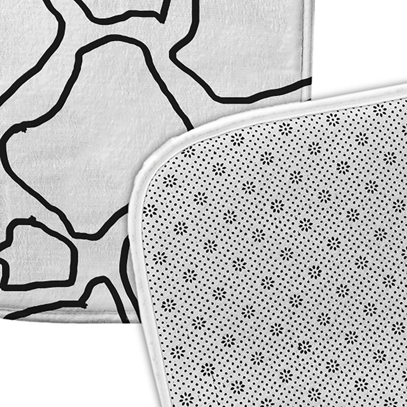 Tapis de bain Petal Lines, L 17 po x L 24 po, Noir et blanc