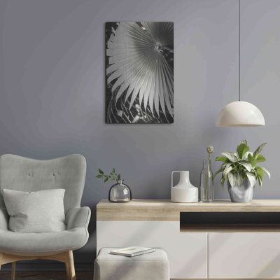 «Palm Frond 2» par Debra Van Swearingen
