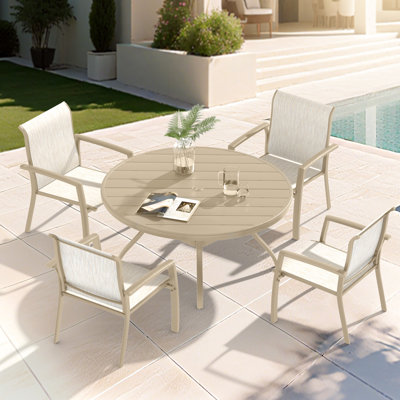 Ensemble de salle à manger d'extérieur 5 pièces, comprenant 4 chaises empilables et une table ronde en métal de 103 cm (40,6 po), idéal pour les repas en famille. Sa conception à pattes courbées assure une grande stabilité, et ses embouts de pieds protègent les surfaces. Finition polie à la main.