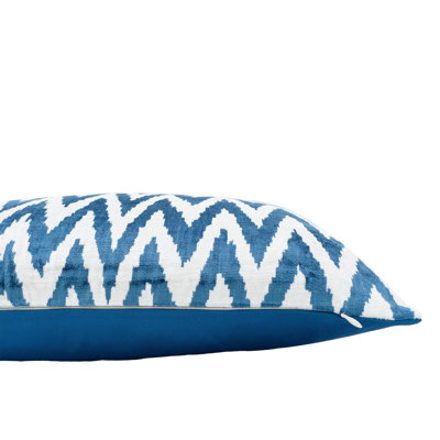 Oreiller en velours de soie chevron bleu Ikat, 16 po x 24 po