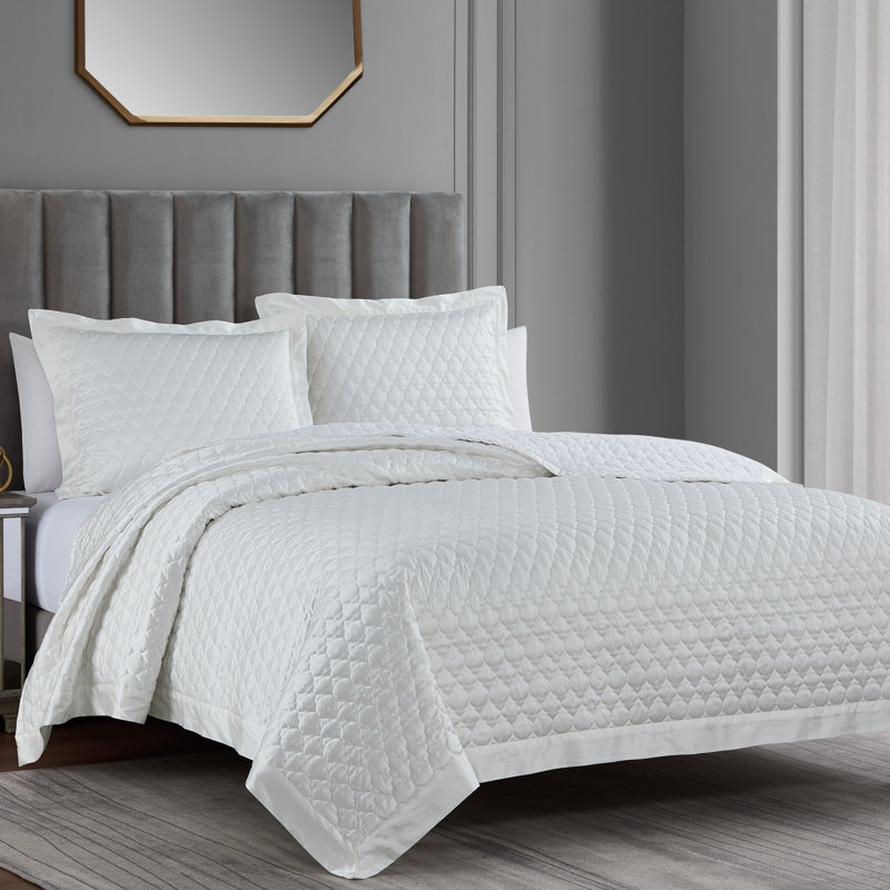 High Shine Satin Quatrefoil Modern Contemporary 3 Piece Quilt Set, White, Queen Quilt + 2 Standard Shams