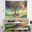 Paysage avec une tapisserie d'arbre d'automne solitaire-28508449