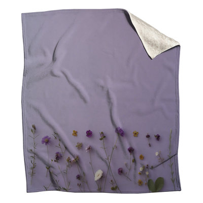 Fleurs sauvages mauves sur des couvertures lavande