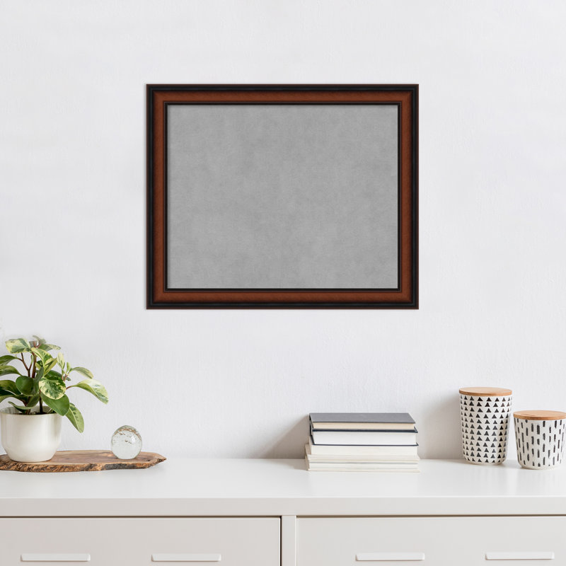 Tableau magnétique encadré étroit noyer de Chypre, H 19 po x l 23 po