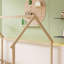 Lit simple au sol avec structure de toit, lit en bois de pin avec garde-corps-588090653-588090654