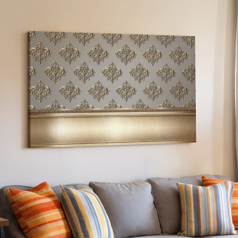 La toile crée un design de papier peint élégant avec un motif damassé complexe en or chatoyant contre un taupe doux