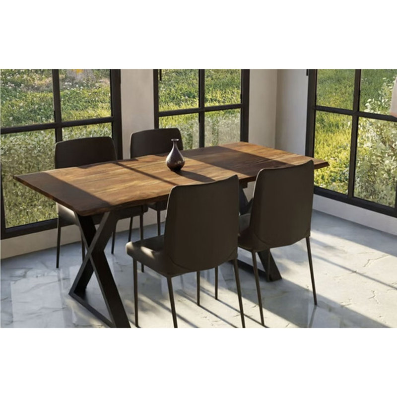 Table de salle à manger de 67 pouces en bois d'acacia massif à bord naturel, brun foncé, avec piètement en métal noir en forme de X.