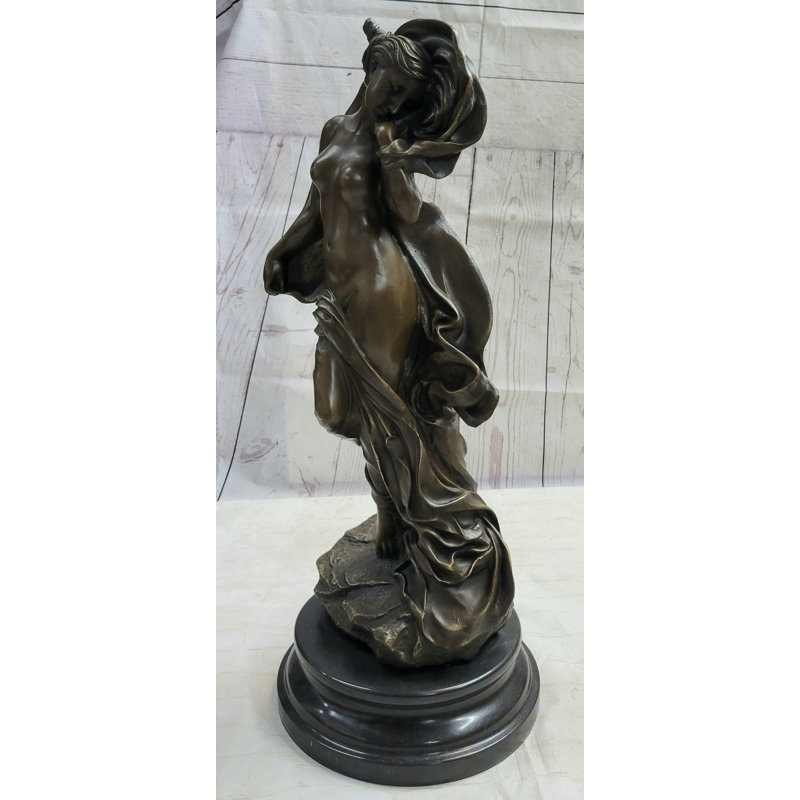 Sculpture sensuelle nue dans une statue de bronze
