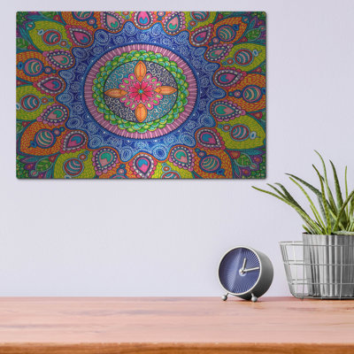 Bungalow Bungalow «Mardi Gras Mandala» par Hello Angel, art mural en métal