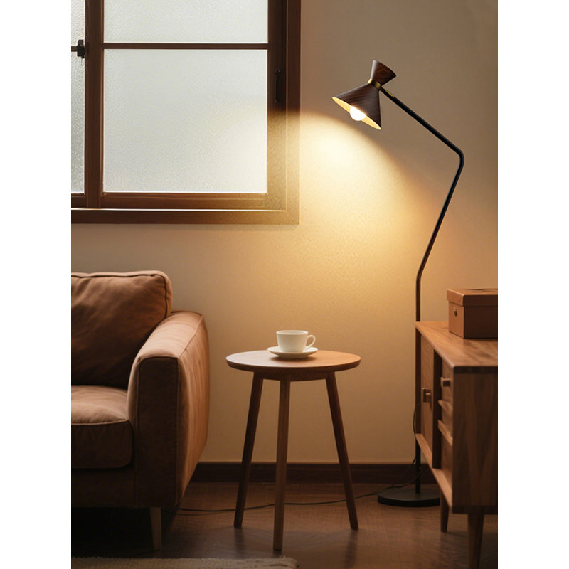 Lampe sur pied en fer de style médiéval
