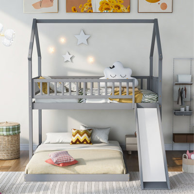 Lit superposé simple au-dessus d'une chambre double avec glissade et échelle intégrée, garde-corps pleine longueur, gris