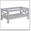 Table basse de style campagnard avec structure en bois, plateau en verre trempé et tablette de rangement en dessous