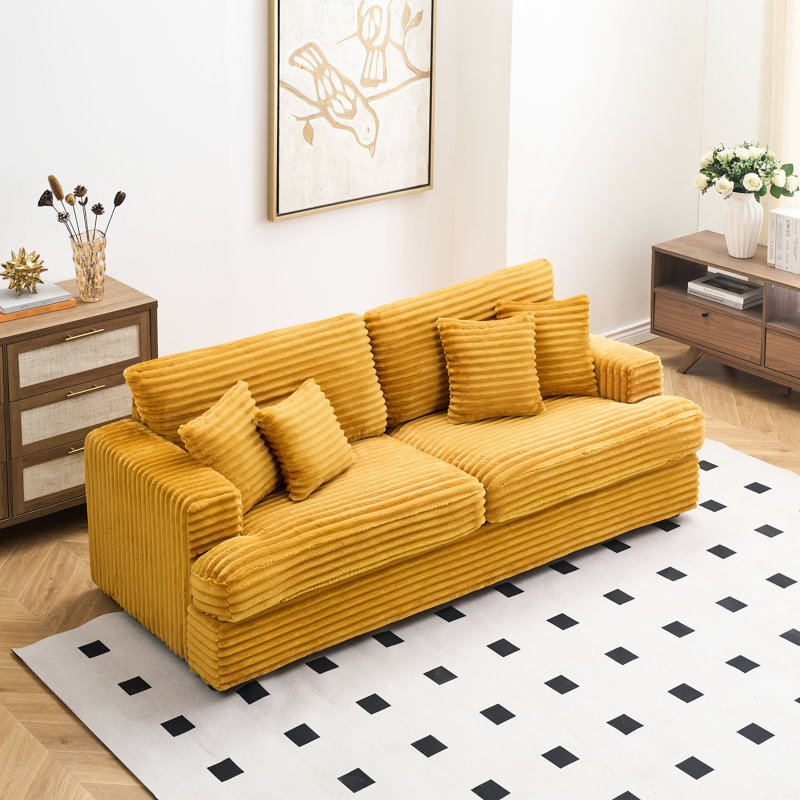 Canapé 88,58 po en velours côtelé 3 places, spacieux et confortable. Jumelé à 4 coussins décoratifs de la même couleur, il ajoute une touche d'élégance à un salon moderne. Orange