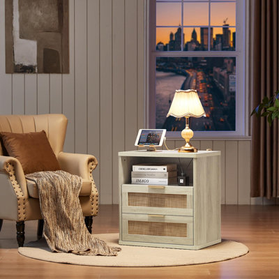 Table de chevet en rotin de 23 po avec station de charge, table de chevet en bois avec deux tiroirs et tablette ouverte, armoire de rangement bohémienne pour chambre à coucher et salon