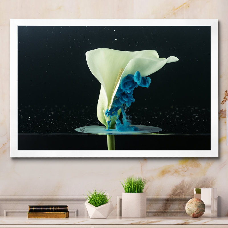 Gros plan sur une fleur blanche tendre - reproduction sur toile avec cadre flottant, H 24 po x l 36 po x P 1 po