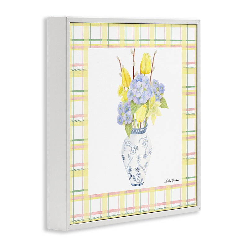 Vase de printemps sur estampe jaune à motif écossais jaune, design par Lee Ann Sanders, H 12 po x l 12 po
