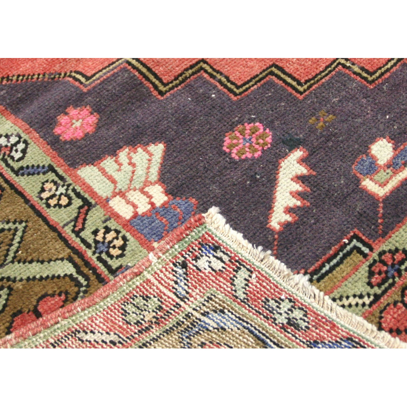 Tapis de couloir unique en laine noué à la main des années 1960 de 5 pi x 11 pi 1 po en rouge / mauve / brun