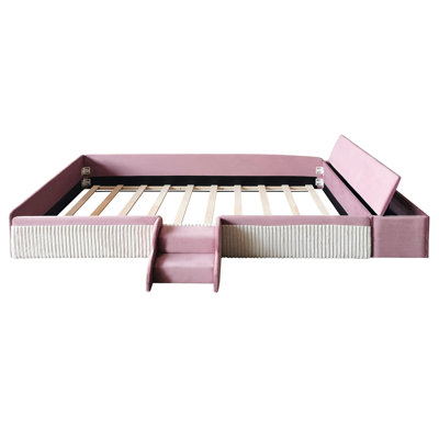 Lit de jour rembourré en velours avec escalier et repose-pieds avec rangement à vérin à gaz, couleur contrastante, garde-corps rembourrés, rose et blanc