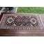 Charmant tapis turc rétro dans des tons chauds de terre, parfait pour rehausser n'importe quel décor de salon ou de chambre à coucher