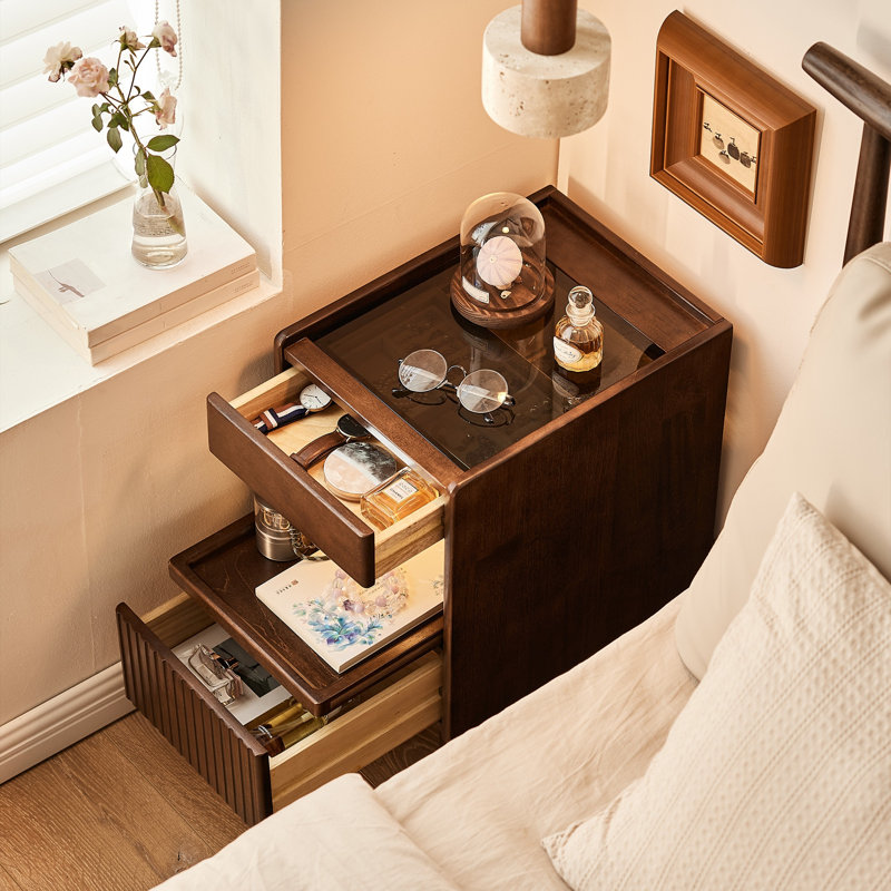 Table de chevet classique en bois de noyer avec tiroir et tablettes ouvertes pour la chambre à coucher ou le salon