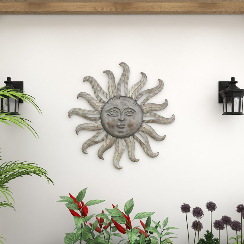 Décoration murale en métal face intérieure gris soleil avec détails côtelés