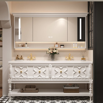 Armoire de salle de bain rétro de style français.