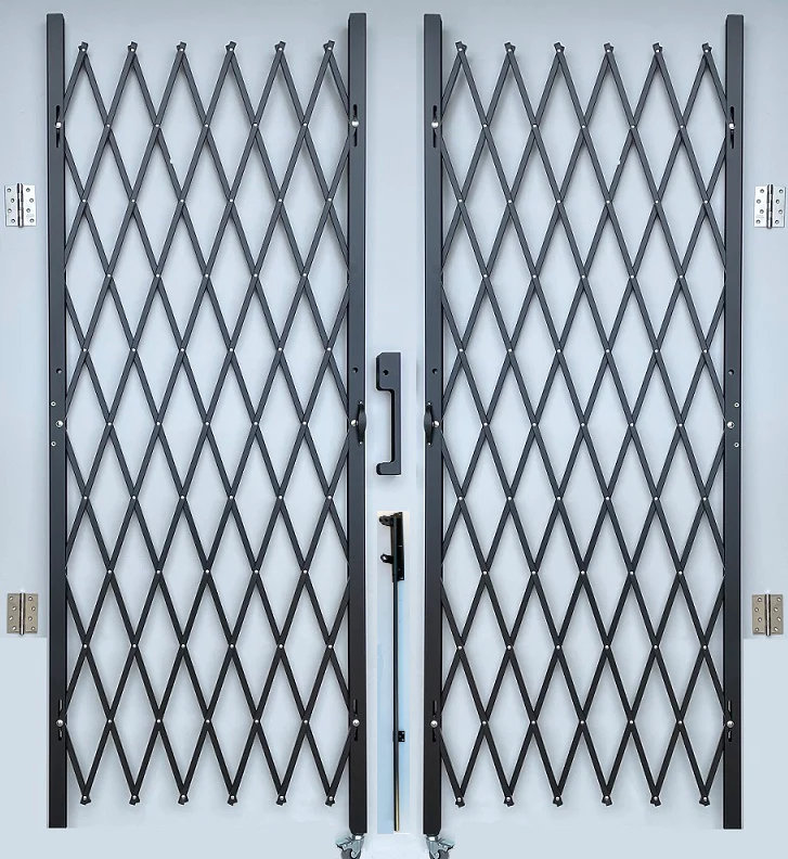 La barrière de sécurité pliante double mesure 81 po de hauteur et 220 po de largeur