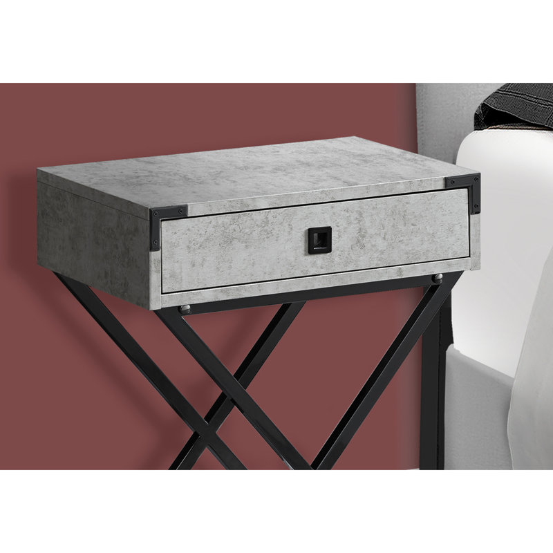 Table d'appoint compacte grise avec pieds en métal noir supportant les pieds de la table de chevet chic et rangement en stratifié