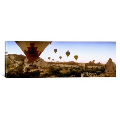 «Ballons à air chaud au-dessus de la Cappadoce au lever du soleil, région de l'Anatolie centrale, Turquie», reproduction de photo sur toile