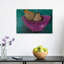 Poires dans un bol de magenta abstrait coloré, impression d'art moderne sur fruits-129971063