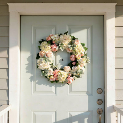 Couronne de printemps avec hortensias, pivoines et roses